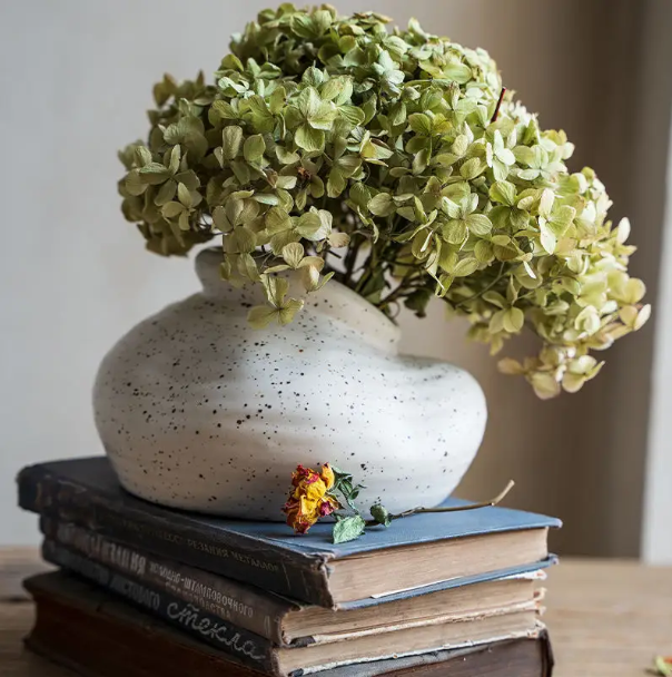 Tidak Irregular Vase